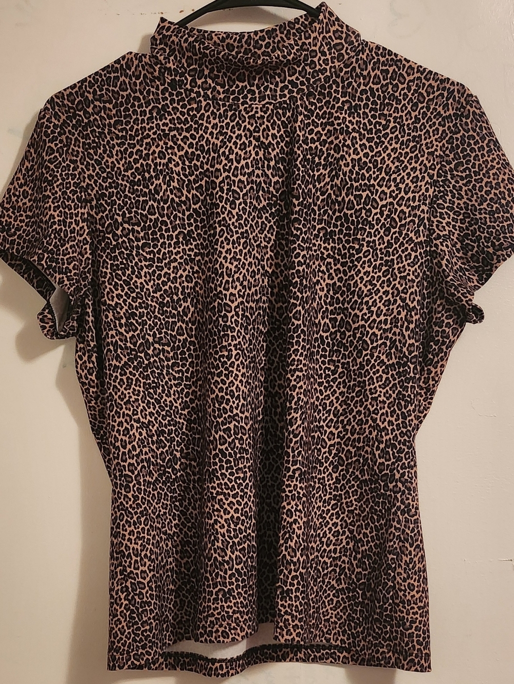 No Boundaries Leopard Mock Neck Short Sleeve Top! PERFECT CONDITION. SIZE LARGE!